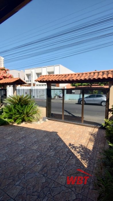 CASA COM 03 DORMIT�RIOS, MOBILIADA, CENTRO DO MORR
