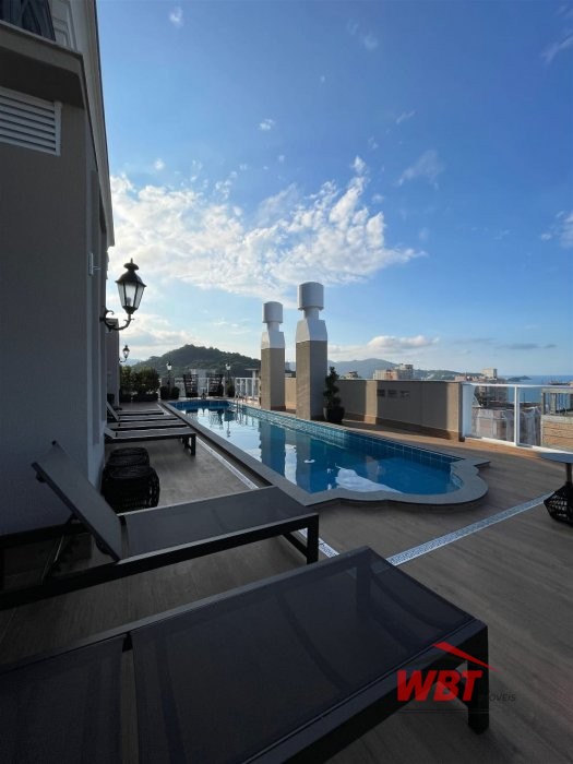 APTO, APROX. 350M DO MAR, COM 02 SUITES, MOBILIADO