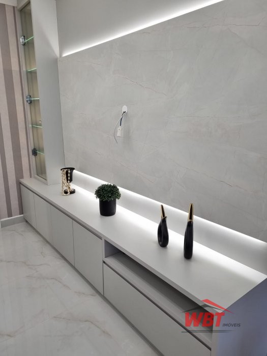 APTO, APROX. 350M DO MAR, COM 02 SUITES, MOBILIADO