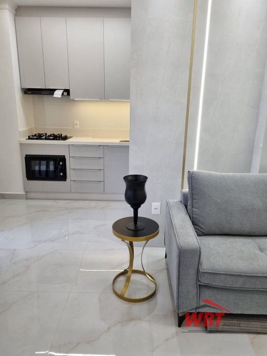 APTO, APROX. 350M DO MAR, COM 02 SUITES, MOBILIADO