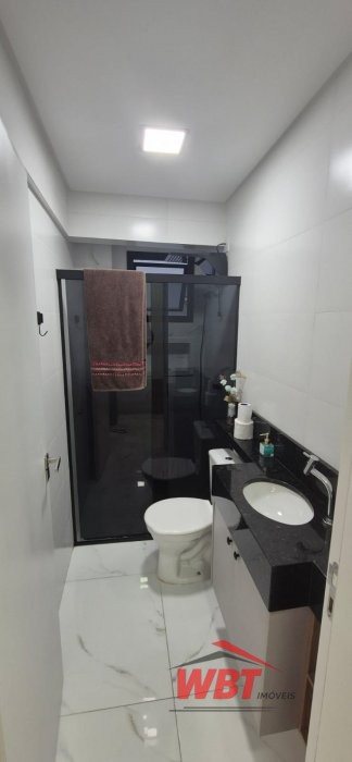 APTO COM 02 DORMS. APROX. 300M MAR, MOBILIADO!!!