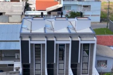 SOBRADO EM ITAPEMA, COM 03 DORMS., SENDO 01 SUITE,