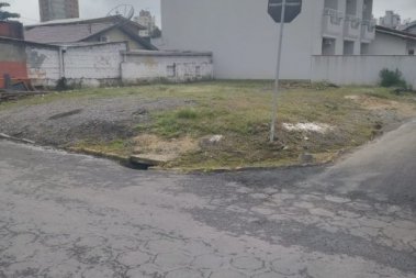 TERRENO DE ESQUINA MEDINDO 252m�, 100M DO BANCO SI