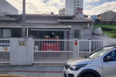 CASA EM ITAPEMA, COM  02 DOMS., MOBILIADA, 700M MA