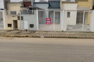 CASA GEMINADA, COM 02 DORMIT�RIOS, SEMI MOBILIADA!