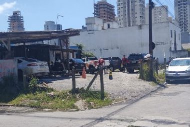 TERRENO DE ESQUINA, EM ITAPEMA, MEDINDO 252m�