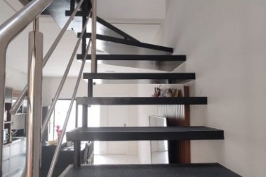 SOBRADO EM ITAPEMA, AREA CENTRAL, COM 03 DORMS.