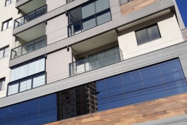 APTO COM 02 DORMS, SENDO 01 SUITE,  MOBILIADO, 700