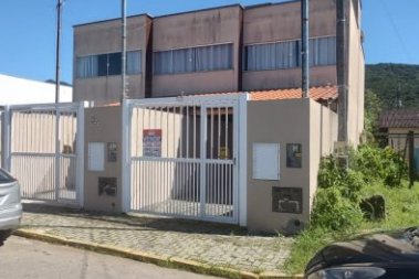 SOBRADO SEMI NOVO, COM 02 SUITES, 02 VAGAS!