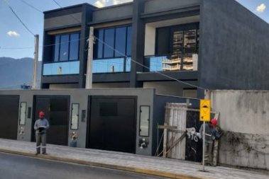 SOBRADO DE ALTO PADR�O, CONTENDO 02 SUITES, SENDO 
