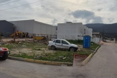 TERRENO DE ESQUINA MEDINDO 360m�, EM ITAPEMA